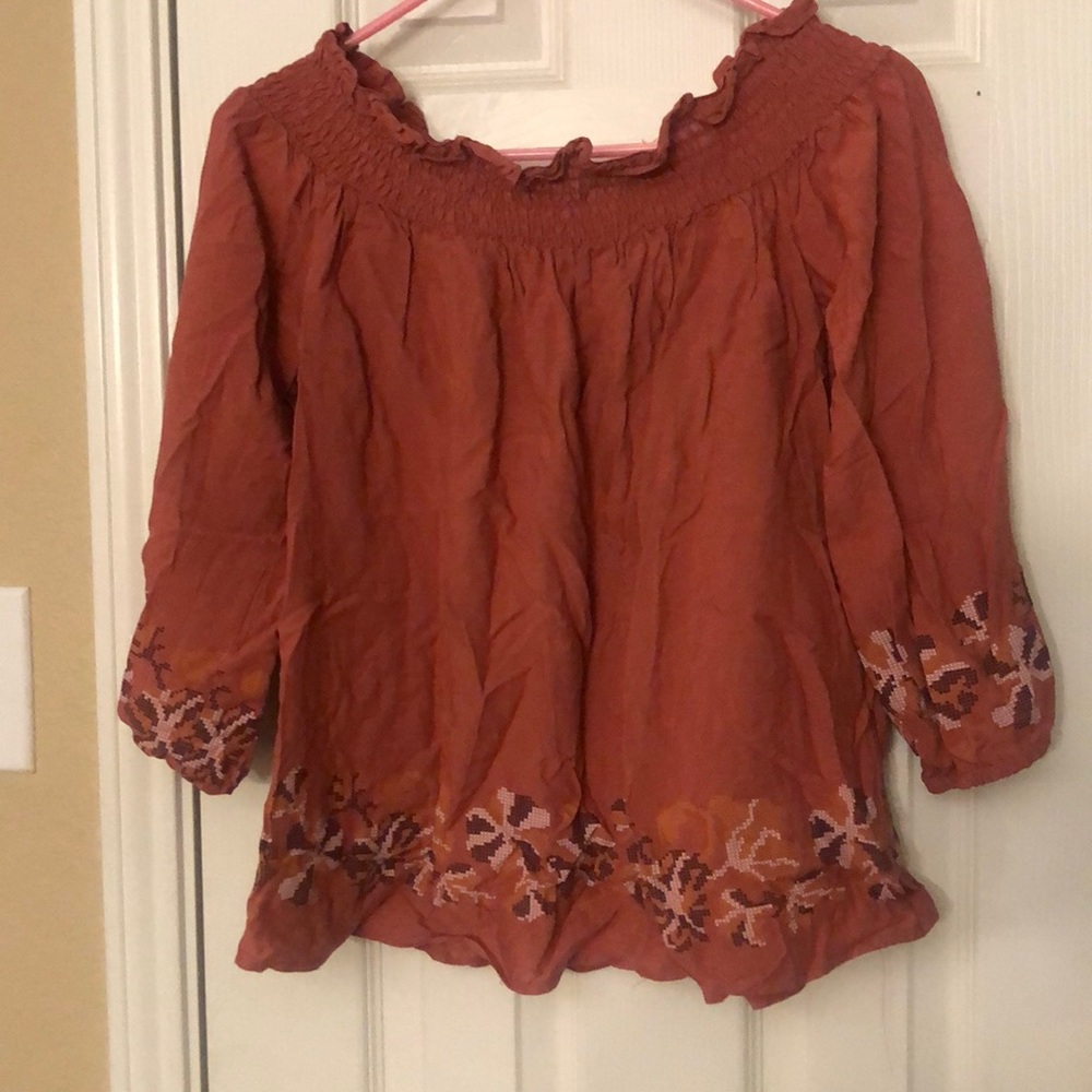 🎉SALE!!!!Cute Off the shoulder blouse.